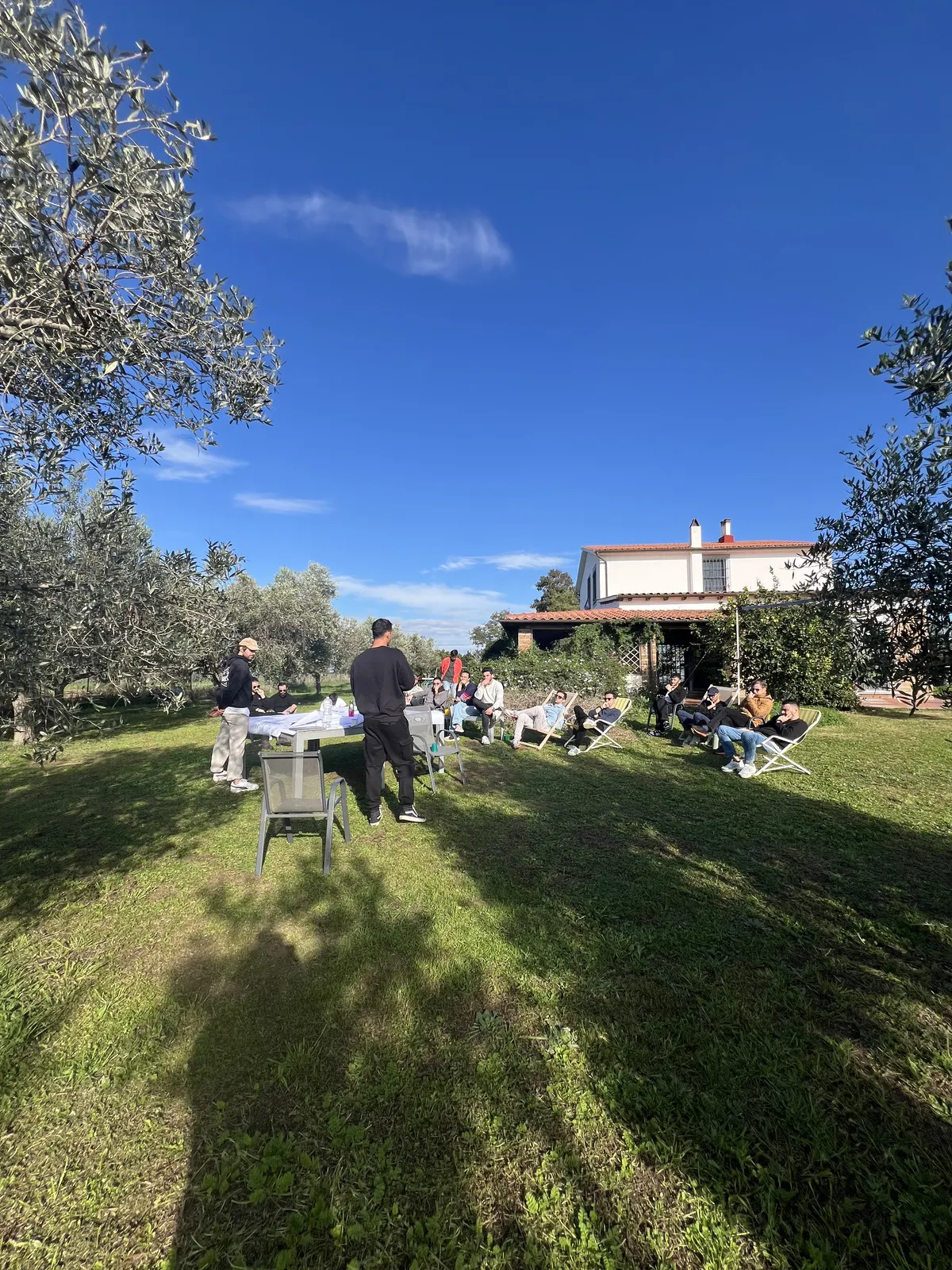 Gruppo durante un retreat Colivex in una location outdoor