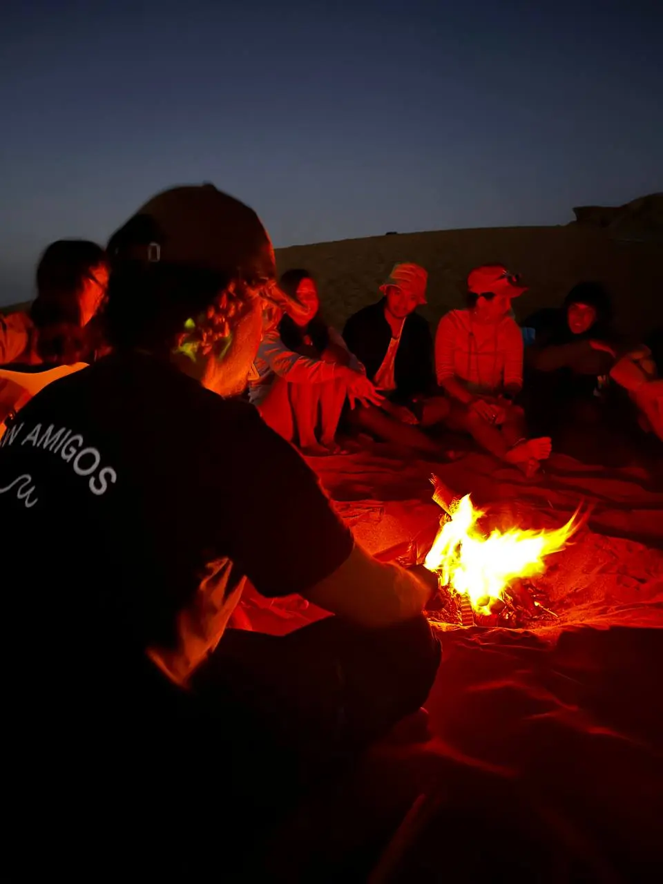 Gruppo raccolto intorno al fuoco durante un retreat