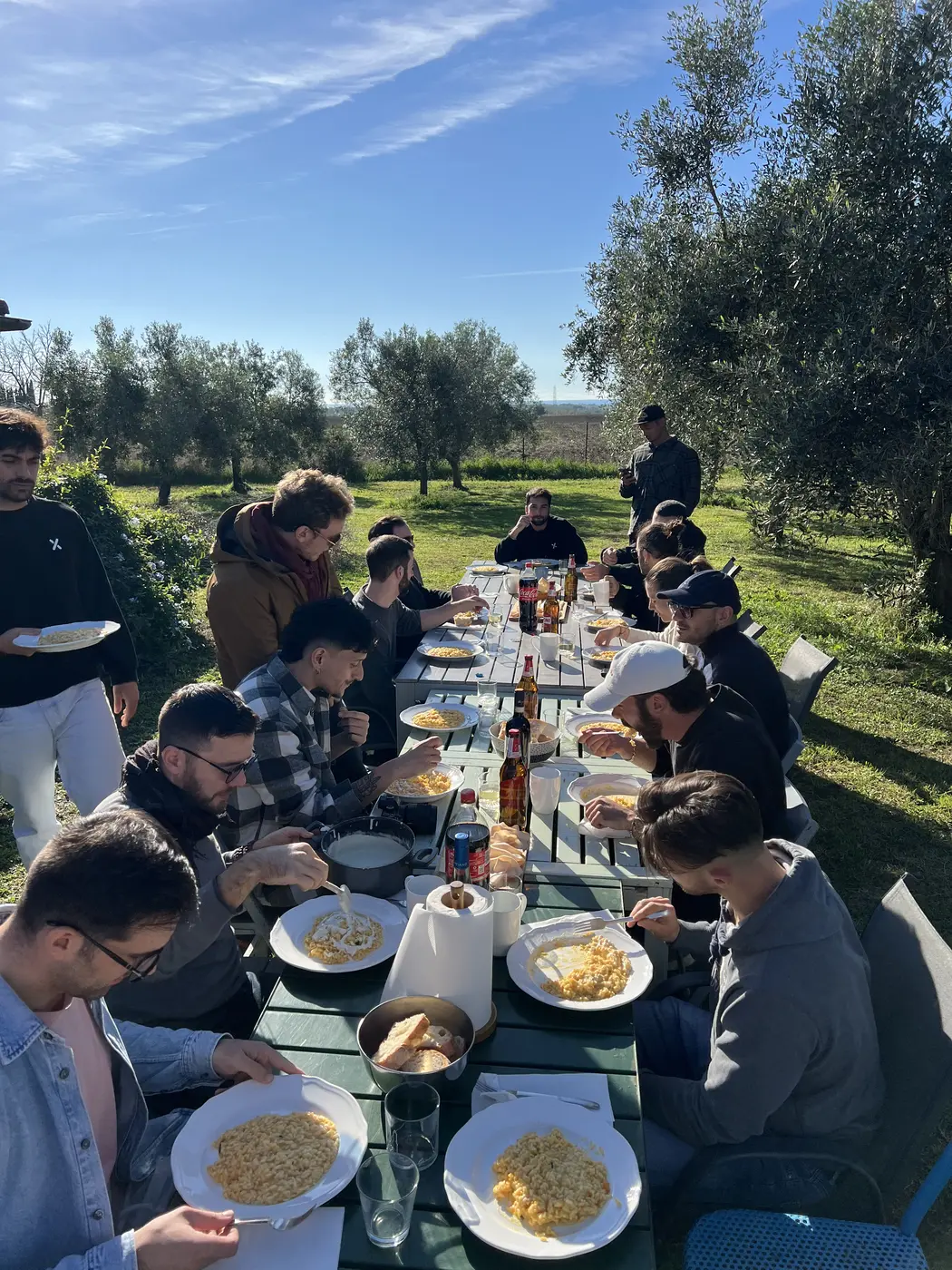 Team a pranzo all'aperto durante un retreat